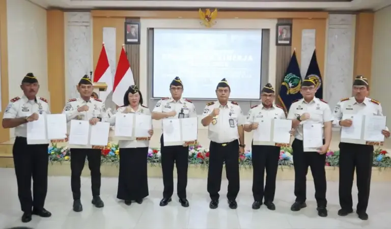 Kakanwil Ditjenpas Sulteng Bagus KUrniawan bersama sejumlah Kepala UPT Pemasyarakatan usai penandatangan kinerja 2026 di palu, Senin (5/1/2026). (©HUmas Ditjenpas Sulteng)