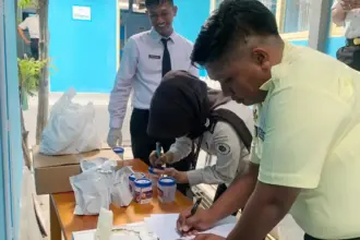 Sejumlah pegawai mengikuti tes urin di Kanwil Ditjenpas Sulteng, Rabu (7/1/2026). (©Humas Ditjenpas Sulteng)