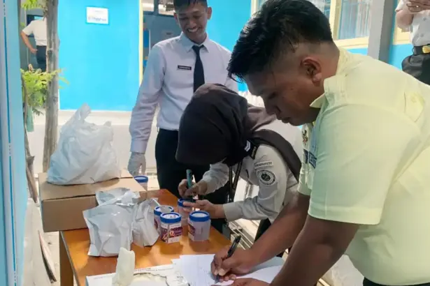 Sejumlah pegawai mengikuti tes urin di Kanwil Ditjenpas Sulteng, Rabu (7/1/2026). (©Humas Ditjenpas Sulteng)