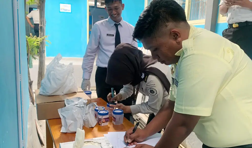 Sejumlah pegawai mengikuti tes urin di Kanwil Ditjenpas Sulteng, Rabu (7/1/2026). (©Humas Ditjenpas Sulteng)