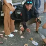 Petugas menggeledah terduga penyalahgunaan narkoba di Banggai. (@Humas Polres Banggai)