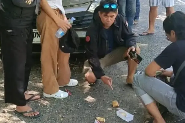 Petugas menggeledah terduga penyalahgunaan narkoba di Banggai. (@Humas Polres Banggai)