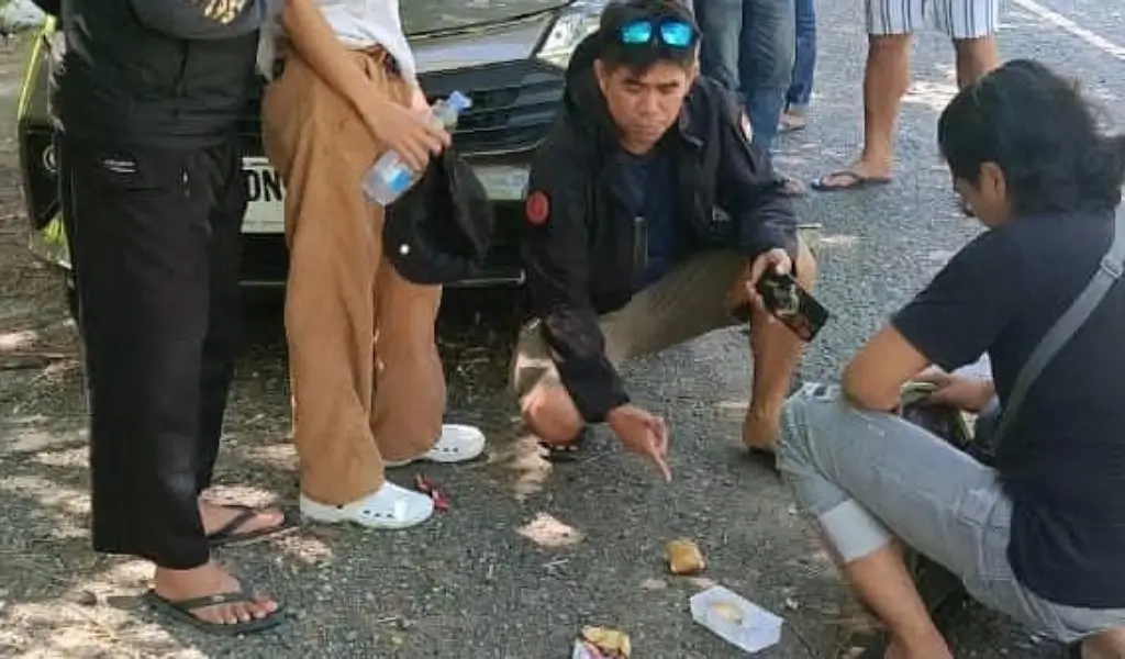Petugas menggeledah terduga penyalahgunaan narkoba di Banggai. (@Humas Polres Banggai)