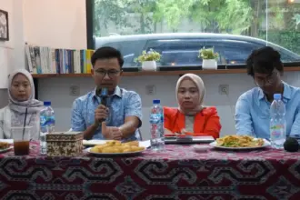 IPC bersama Sindikasi Pemilu dan Demokrasi pada konferensi pers tentang wacana pilkada. (©IPC)