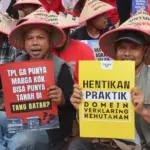 Petani dari Serikat Petani Pasundan (SPP) melakukan aksi solidaritas atas perjuangan Masyarakat Adat Tano Batak dan Gereja Huria Kristen Batak Protestan (HKBP) di Tugu Proklamasi, Jakarta, Senin (16/7/2025). (©KPA)