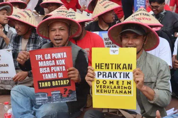 Petani dari Serikat Petani Pasundan (SPP) melakukan aksi solidaritas atas perjuangan Masyarakat Adat Tano Batak dan Gereja Huria Kristen Batak Protestan (HKBP) di Tugu Proklamasi, Jakarta, Senin (16/7/2025). (©KPA)