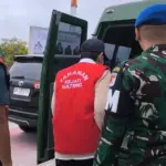 Tersangka kasus dugaan korupsi, mantan Pj Bupati Morowali menaiki kendaraan untuk dititipkan di Rutan Maesa Palu, Sabtu (31/1/2026). (©Penkum Kejati Sulteng)