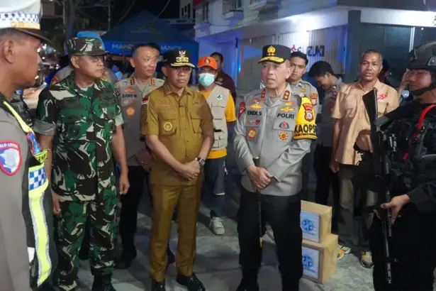 Gubernur Sulteng Anwar Hafid (tengah) berama Kapolda Sulteng Irjen Pol Endi Sutendi dan mewakili Pangdam pad apatroli gabungan menyambut tahun baru 2026 di Palu, Rabu (31/12/2025). (©Pendam23)