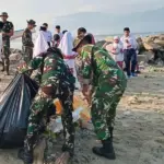 Warga bersama TNI AD bergotong royong membersihkan sampah di Pantai Uesalura, Tondo, Palu, Selasa (28/1/2026). (©Kodim 1306/KP)