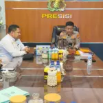 Kepala Komnas HAM Sulteng, Livand Breemer saat bertemu dengan Wakapolda Brugjen Pol Pol Helmi Kwarta Kusuma Putra Rauf. (©Komnas HAM Sutleng)