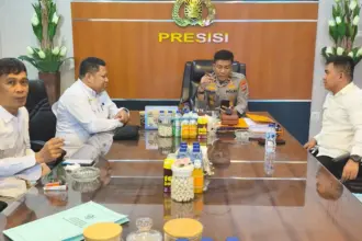 Kepala Komnas HAM Sulteng, Livand Breemer saat bertemu dengan Wakapolda Brugjen Pol Pol Helmi Kwarta Kusuma Putra Rauf. (©Komnas HAM Sutleng)