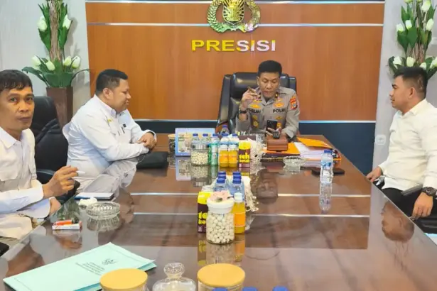 Kepala Komnas HAM Sulteng, Livand Breemer saat bertemu dengan Wakapolda Brugjen Pol Pol Helmi Kwarta Kusuma Putra Rauf. (©Komnas HAM Sutleng)