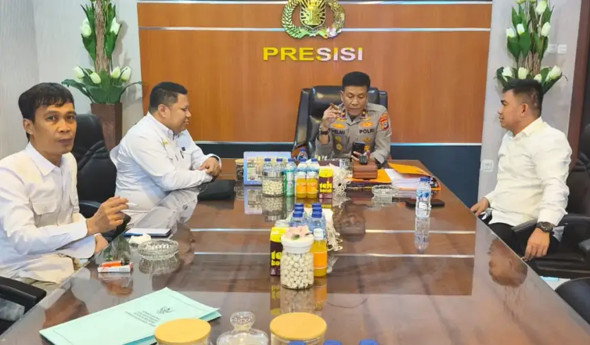 Kepala Komnas HAM Sulteng, Livand Breemer saat bertemu dengan Wakapolda Brugjen Pol Pol Helmi Kwarta Kusuma Putra Rauf. (©Komnas HAM Sutleng)