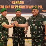 Danrem 132/Tadulako Brigjen TNI Deni Gunawan (tengah) berjabat komando dengan pejabat lama Dandim 1308/Luwuk Banggai Letkol Kav Laode Azhar Hamid dan pejabat baru Letkol Inf Cepi Kartiwa usai sertijab di Palu, Jumat (2/1/2026). (©Penrem 132/Tdl)
