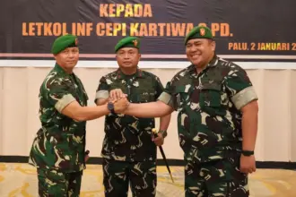 Danrem 132/Tadulako Brigjen TNI Deni Gunawan (tengah) berjabat komando dengan pejabat lama Dandim 1308/Luwuk Banggai Letkol Kav Laode Azhar Hamid dan pejabat baru Letkol Inf Cepi Kartiwa usai sertijab di Palu, Jumat (2/1/2026). (©Penrem 132/Tdl)
