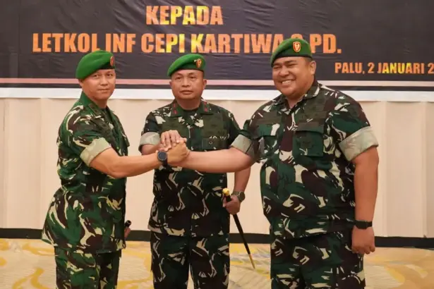 Danrem 132/Tadulako Brigjen TNI Deni Gunawan (tengah) berjabat komando dengan pejabat lama Dandim 1308/Luwuk Banggai Letkol Kav Laode Azhar Hamid dan pejabat baru Letkol Inf Cepi Kartiwa usai sertijab di Palu, Jumat (2/1/2026). (©Penrem 132/Tdl)