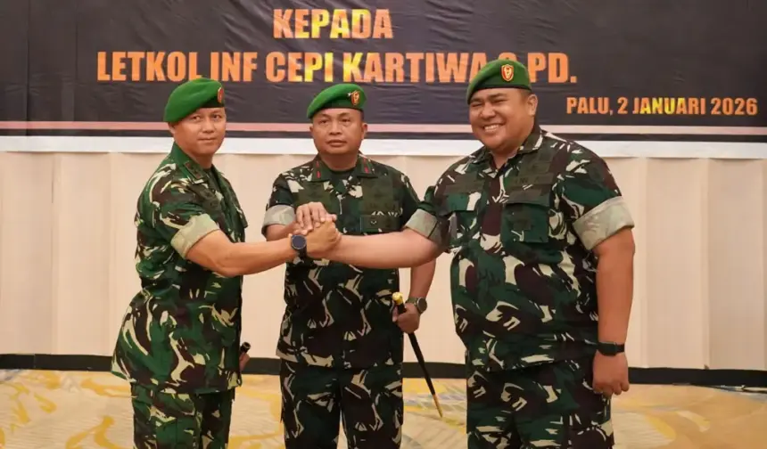 Danrem 132/Tadulako Brigjen TNI Deni Gunawan (tengah) berjabat komando dengan pejabat lama Dandim 1308/Luwuk Banggai Letkol Kav Laode Azhar Hamid dan pejabat baru Letkol Inf Cepi Kartiwa usai sertijab di Palu, Jumat (2/1/2026). (©Penrem 132/Tdl)