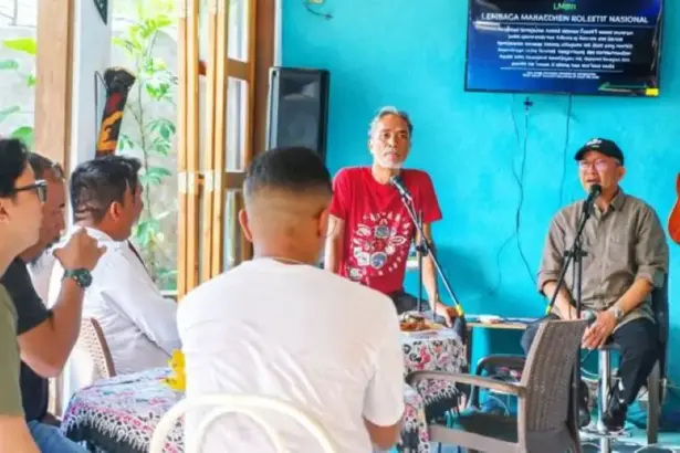 Ketua LMKN Andi Mulhanan Tombolotutu (kanan) pada Culture Forum bertema Tata Kelola Kekayaan Intelektual (KI) dan Royalti Musik di Raego Cafe, Palu, Jumat (2/1/2026). (©LMKN)