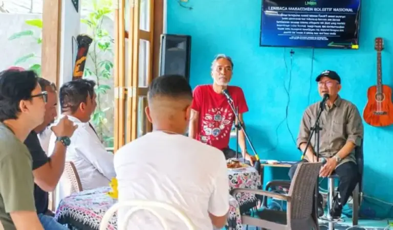 Ketua LMKN Andi Mulhanan Tombolotutu (kanan) pada Culture Forum bertema Tata Kelola Kekayaan Intelektual (KI) dan Royalti Musik di Raego Cafe, Palu, Jumat (2/1/2026). (©LMKN)