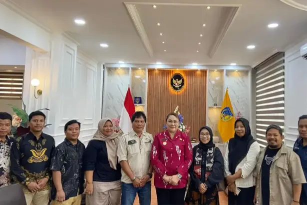 Foto bersama Bupati Donggala dengan pimpinan OMS usai audiensi di Donggala, Kamis (22/1/2026). (©Sikola Mombine)