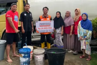 Penyaluran bantuan air bersih dari Palado Sigi ke korban bencana banjir di Padang. (©Palado Sigi)