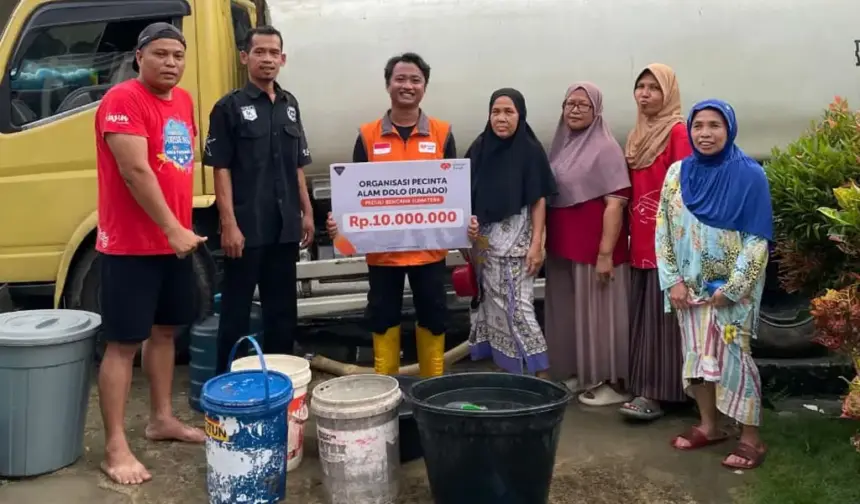 Penyaluran bantuan air bersih dari Palado Sigi ke korban bencana banjir di Padang. (©Palado Sigi)