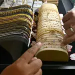 Pengunjung mengamati aneka perhiasan pada Festival TRING Pegadaian di Palu, Jumat (30/1/2026). (©bmzIMAGES/Basri Marzuki)