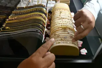 Pengunjung mengamati aneka perhiasan pada Festival TRING Pegadaian di Palu, Jumat (30/1/2026). (©bmzIMAGES/Basri Marzuki)