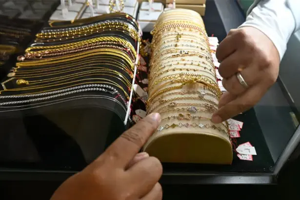 Pengunjung mengamati aneka perhiasan pada Festival TRING Pegadaian di Palu, Jumat (30/1/2026). (©bmzIMAGES/Basri Marzuki)