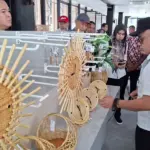 Wali Kota Hadianto Rasyid bersama Sekot Irmayanti mengamati produk-produk lokal yang dipajang di Baruga Vatulemo, Jumat (2/1/2026). (©Prokopim Setda Kota Palu/Jufri)
