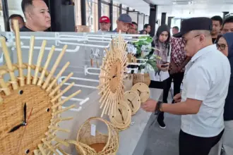 Wali Kota Hadianto Rasyid bersama Sekot Irmayanti mengamati produk-produk lokal yang dipajang di Baruga Vatulemo, Jumat (2/1/2026). (©Prokopim Setda Kota Palu/Jufri)