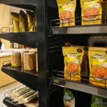 Petugas beraktivitas di dekat pajangan aneka produk di etalase produk lokal Baruga Vatulemo Palu, Senin (5/1/2026). (©bmzIMAGES/Basri Marzuki)