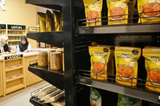 Petugas beraktivitas di dekat pajangan aneka produk di etalase produk lokal Baruga Vatulemo Palu, Senin (5/1/2026). (©bmzIMAGES/Basri Marzuki)