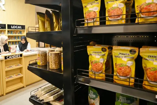 Petugas beraktivitas di dekat pajangan aneka produk di etalase produk lokal Baruga Vatulemo Palu, Senin (5/1/2026). (©bmzIMAGES/Basri Marzuki)