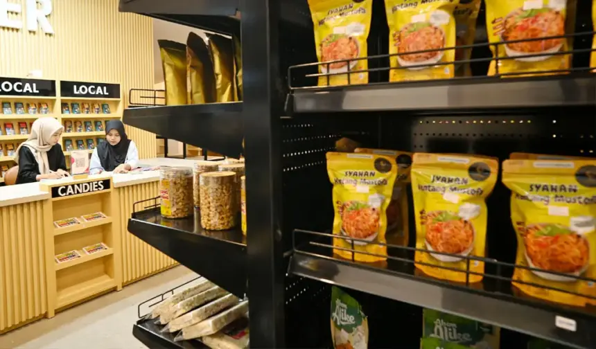 Petugas beraktivitas di dekat pajangan aneka produk di etalase produk lokal Baruga Vatulemo Palu, Senin (5/1/2026). (©bmzIMAGES/Basri Marzuki)