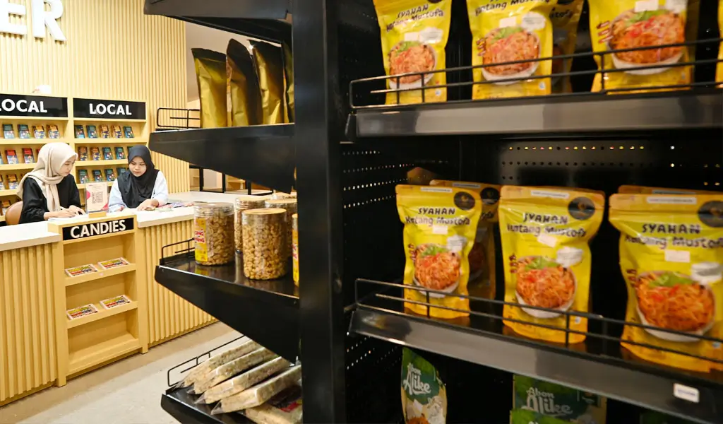 Petugas beraktivitas di dekat pajangan aneka produk di etalase produk lokal Baruga Vatulemo Palu, Senin (5/1/2026). (©bmzIMAGES/Basri Marzuki)