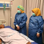 Wawali Palu Imelda Liliana Muhidin berdialog dengan pasien bedah retina usai peluncuran di RSUD Anutapura Palu, Senin (5/1/2026). (©Prokopim Setda Kota Palu/Jufri)