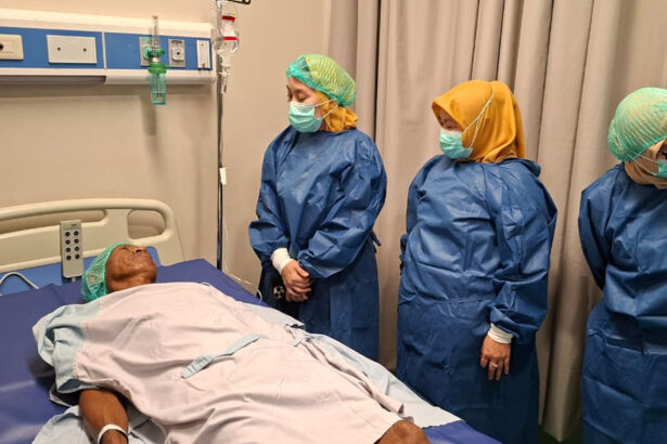 Wawali Palu Imelda Liliana Muhidin berdialog dengan pasien bedah retina usai peluncuran di RSUD Anutapura Palu, Senin (5/1/2026). (©Prokopim Setda Kota Palu/Jufri)