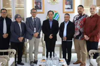 Wali Kota Palu Hadianto Rasyid bersama Menteri Lingkungan Hidup/Kepala Badan Pengendalian KLH/BPLH, Hanif Faisol Nurofiq di Jakarta, Selasa (27/1/2026). (©Prokopim Setda Kota Palu)