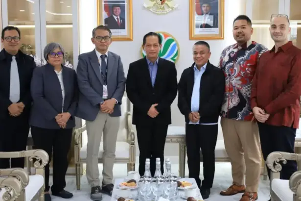 Wali Kota Palu Hadianto Rasyid bersama Menteri Lingkungan Hidup/Kepala Badan Pengendalian KLH/BPLH, Hanif Faisol Nurofiq di Jakarta, Selasa (27/1/2026). (©Prokopim Setda Kota Palu)