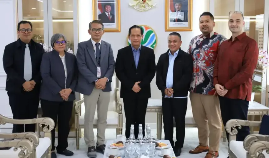 Wali Kota Palu Hadianto Rasyid bersama Menteri Lingkungan Hidup/Kepala Badan Pengendalian KLH/BPLH, Hanif Faisol Nurofiq di Jakarta, Selasa (27/1/2026). (©Prokopim Setda Kota Palu)