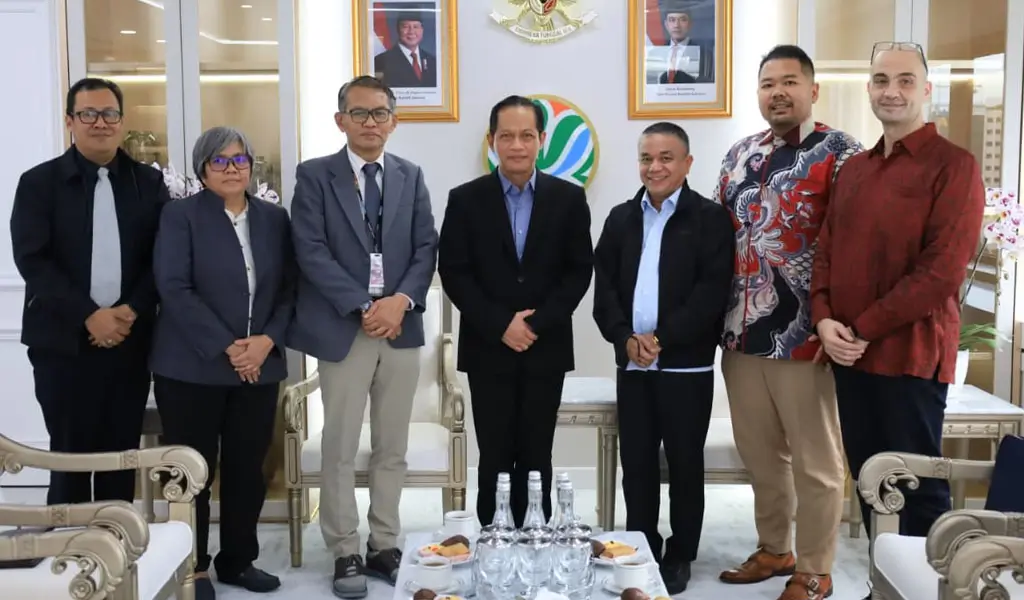 Wali Kota Palu Hadianto Rasyid bersama Menteri Lingkungan Hidup/Kepala Badan Pengendalian KLH/BPLH, Hanif Faisol Nurofiq di Jakarta, Selasa (27/1/2026). (©Prokopim Setda Kota Palu)