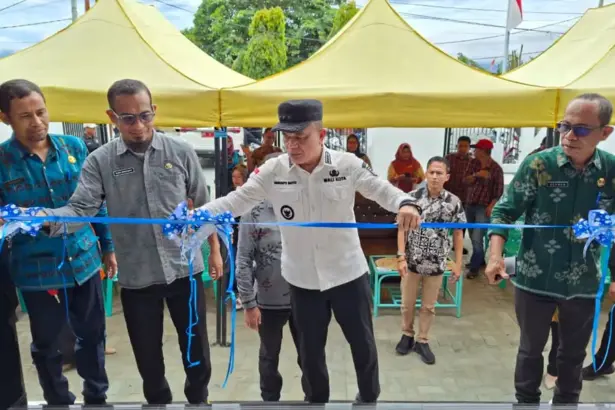 Wali Kota Hadianto meresmikan Kantor Lurah Tipo, Kamis (8/1/2026). (©Prokopim Setda Kota Palu/Jufri)