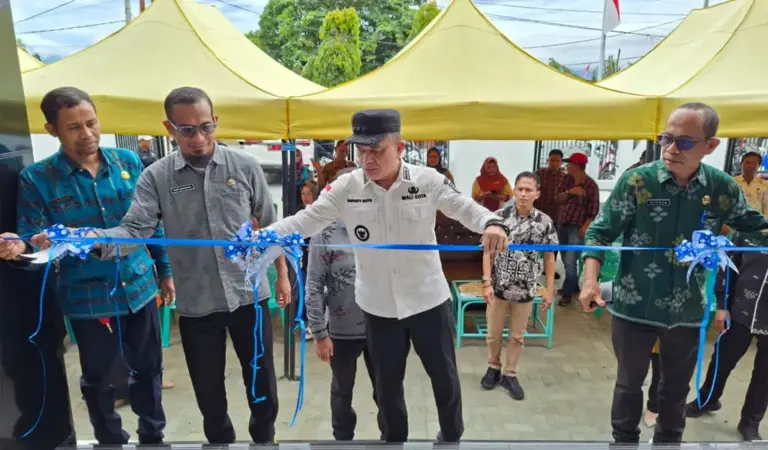 Wali Kota Hadianto meresmikan Kantor Lurah Tipo, Kamis (8/1/2026). (©Prokopim Setda Kota Palu/Jufri)