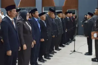 Wali Kota Palu Hadianto Rasyid melantik dan mengambil sumpah 16 pejabat ptinggi pratama di lingkup Pemkot Palu di Gedung Kesenian Palu, Rabu (7/1/2026). (©Prokopim Setda Kota Palu/Imron)