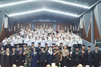 Wali KOta Palu Hadianto Rasyid bersama para pejabat tinggi pratama usai pelantikan dan pengambilan sumpah di Gedung Kesenian Kota Palu, Rabu (7/1/2026). (©Prokopim Setda Kota Palu/Imron)