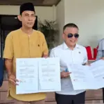 Wali Kota Palu Hadianto Rasyid (kedua kiri) bersama Sekkot Irmayanti (kiri), Ketua KPU Kota PAlu Idrus (kedua kiri) dan Ketua Bawaslu Kota Palu Agussalim Wahid usai penyerahan kendaraan opersaional di Palu, Jumat (2/1/2026). (©Prokopim Setda Kota Palu/Jufri)