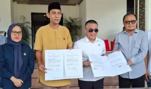 Pemkot Palu Serahkan Dua Unit Mobil Operasional untuk KPU dan Bawaslu