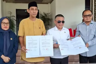 Wali Kota Palu Hadianto Rasyid (kedua kiri) bersama Sekkot Irmayanti (kiri), Ketua KPU Kota PAlu Idrus (kedua kiri) dan Ketua Bawaslu Kota Palu Agussalim Wahid usai penyerahan kendaraan opersaional di Palu, Jumat (2/1/2026). (©Prokopim Setda Kota Palu/Jufri)