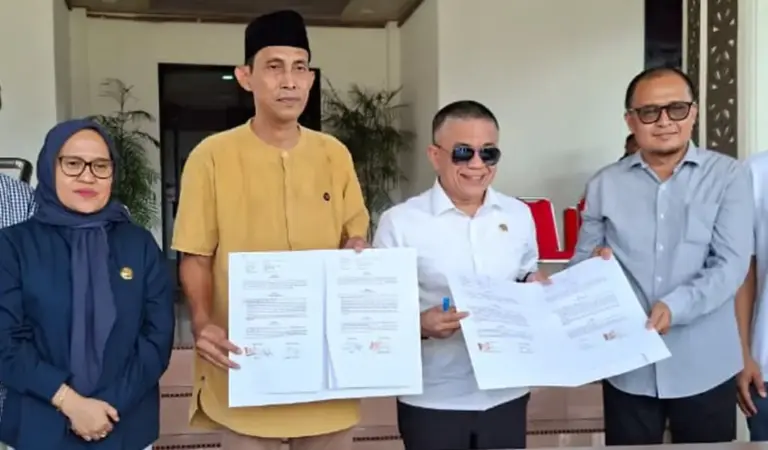 Wali Kota Palu Hadianto Rasyid (kedua kiri) bersama Sekkot Irmayanti (kiri), Ketua KPU Kota PAlu Idrus (kedua kiri) dan Ketua Bawaslu Kota Palu Agussalim Wahid usai penyerahan kendaraan opersaional di Palu, Jumat (2/1/2026). (©Prokopim Setda Kota Palu/Jufri)